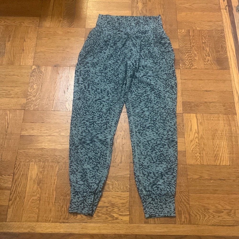 Salutation Jogger